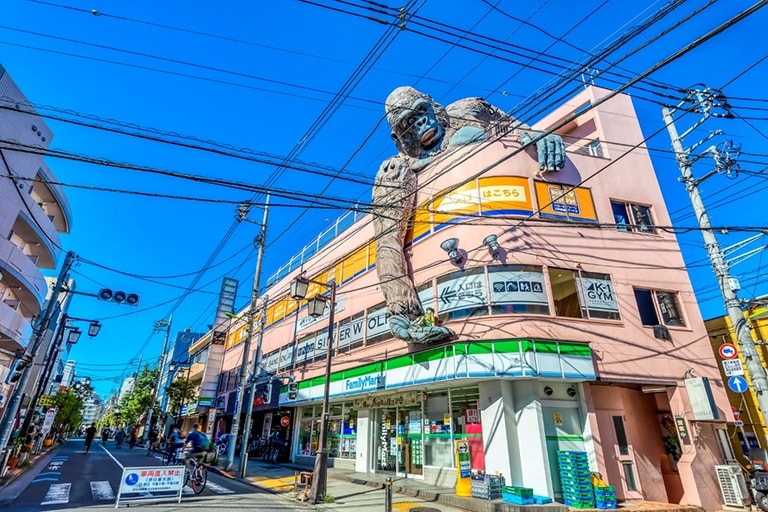 Outdoor shot of convenience store with large gorilla statue on roof