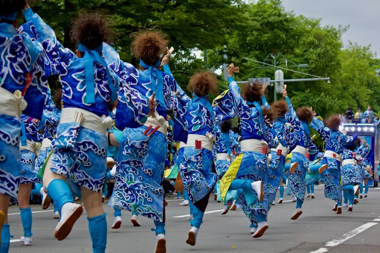 Yosakoi dancers in blue robes and matching hairstyles