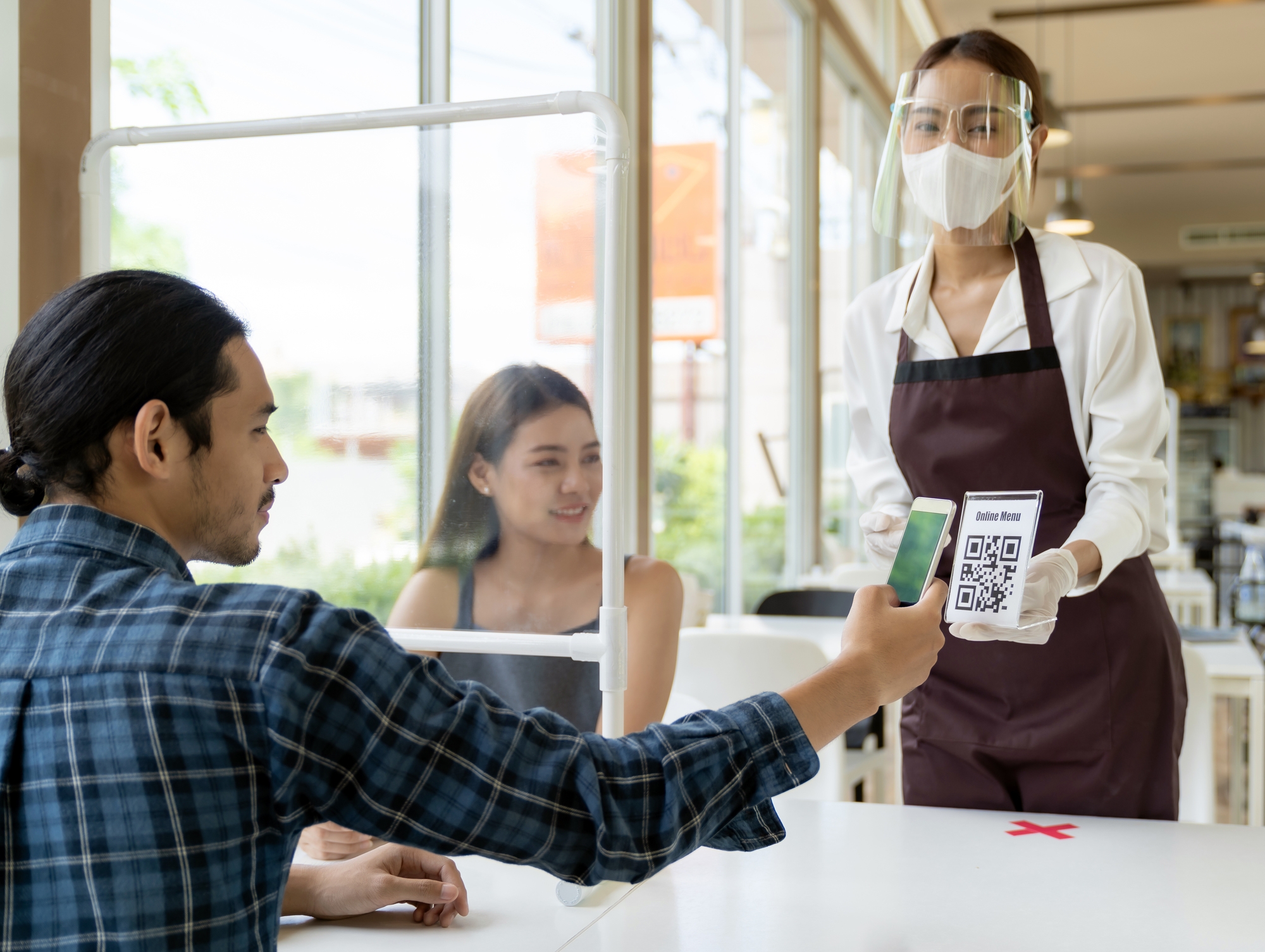 A family orders in a restaurant via a QR code