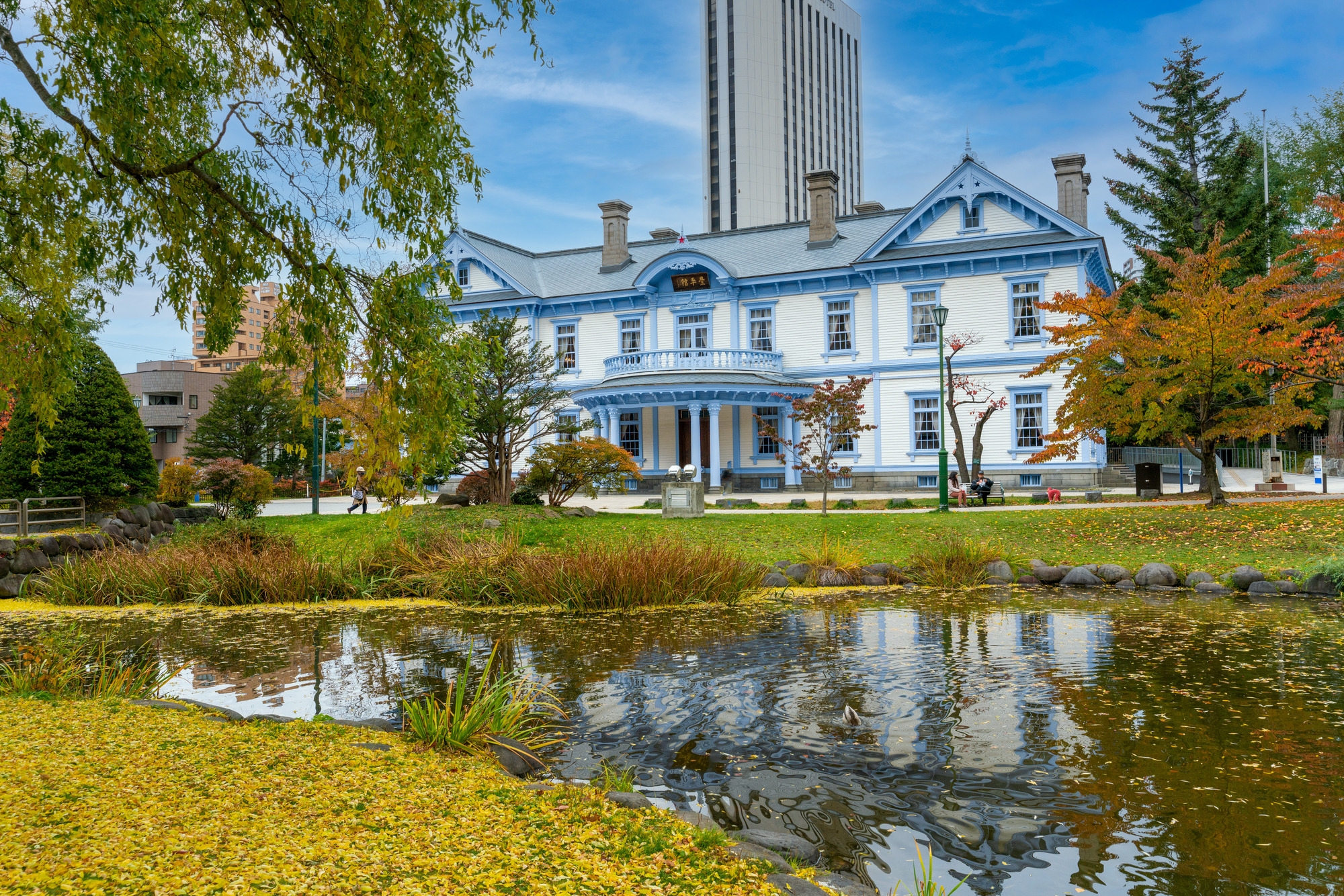 Hoheikan with garden and pond in front