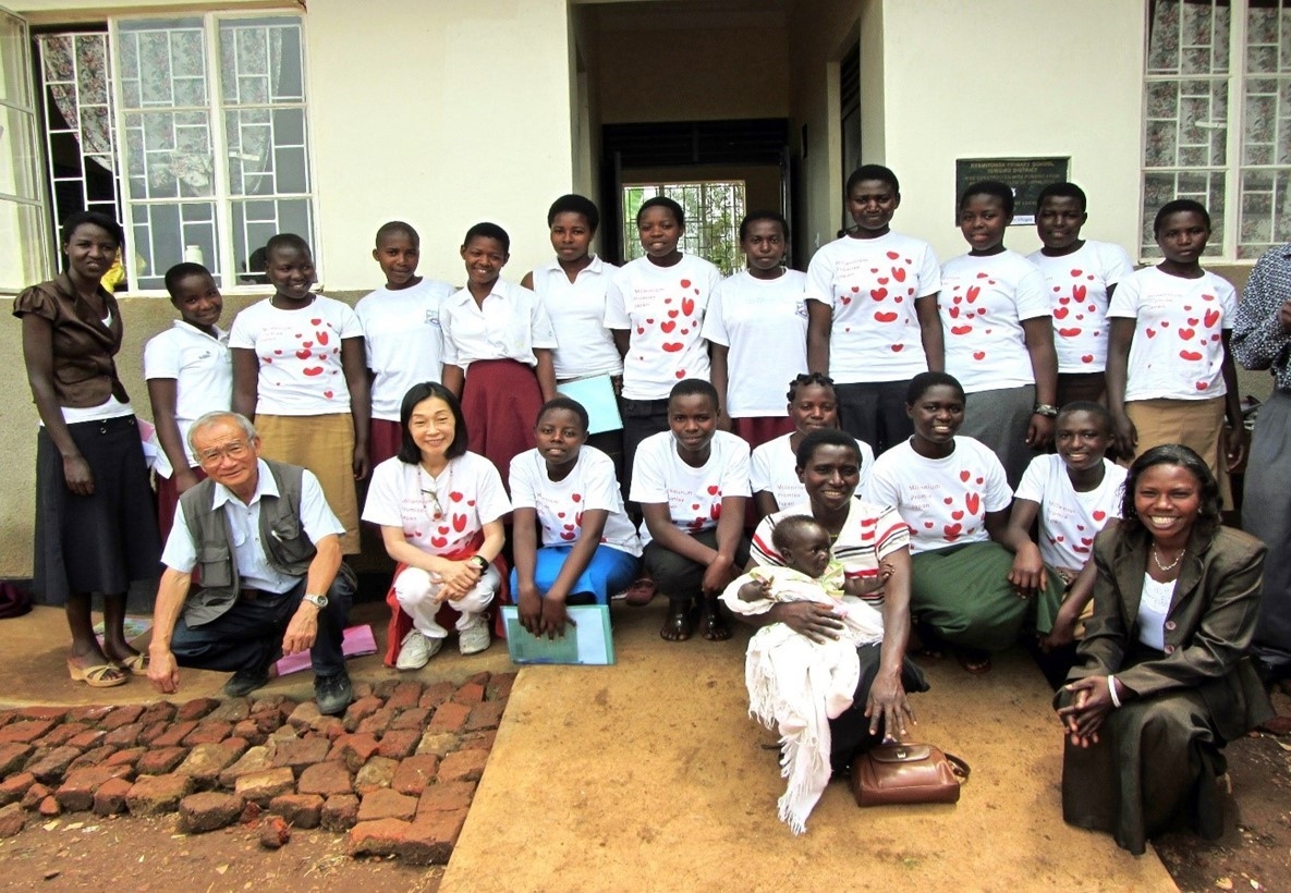 Members of SPJ together with a group of schoolgirls in Uganda 