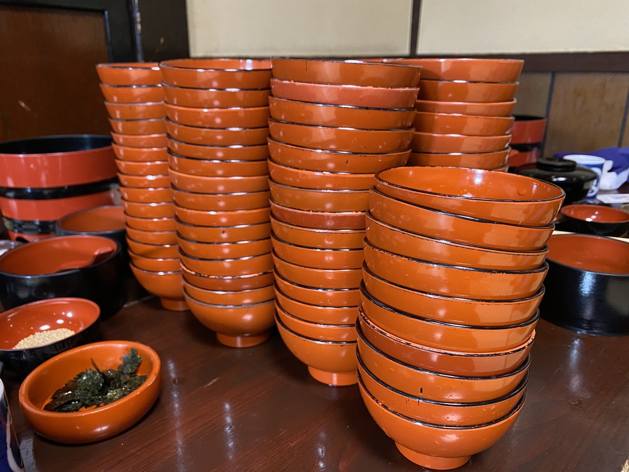 Piles of bowls of wanko soba