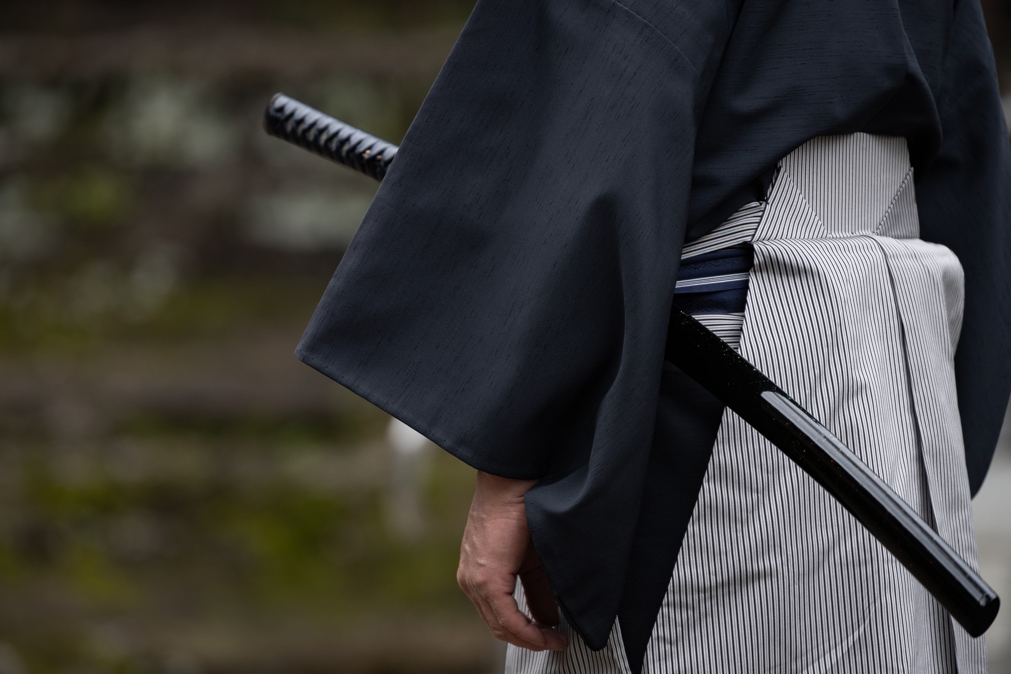 A person wearing a Yukata and have a sword