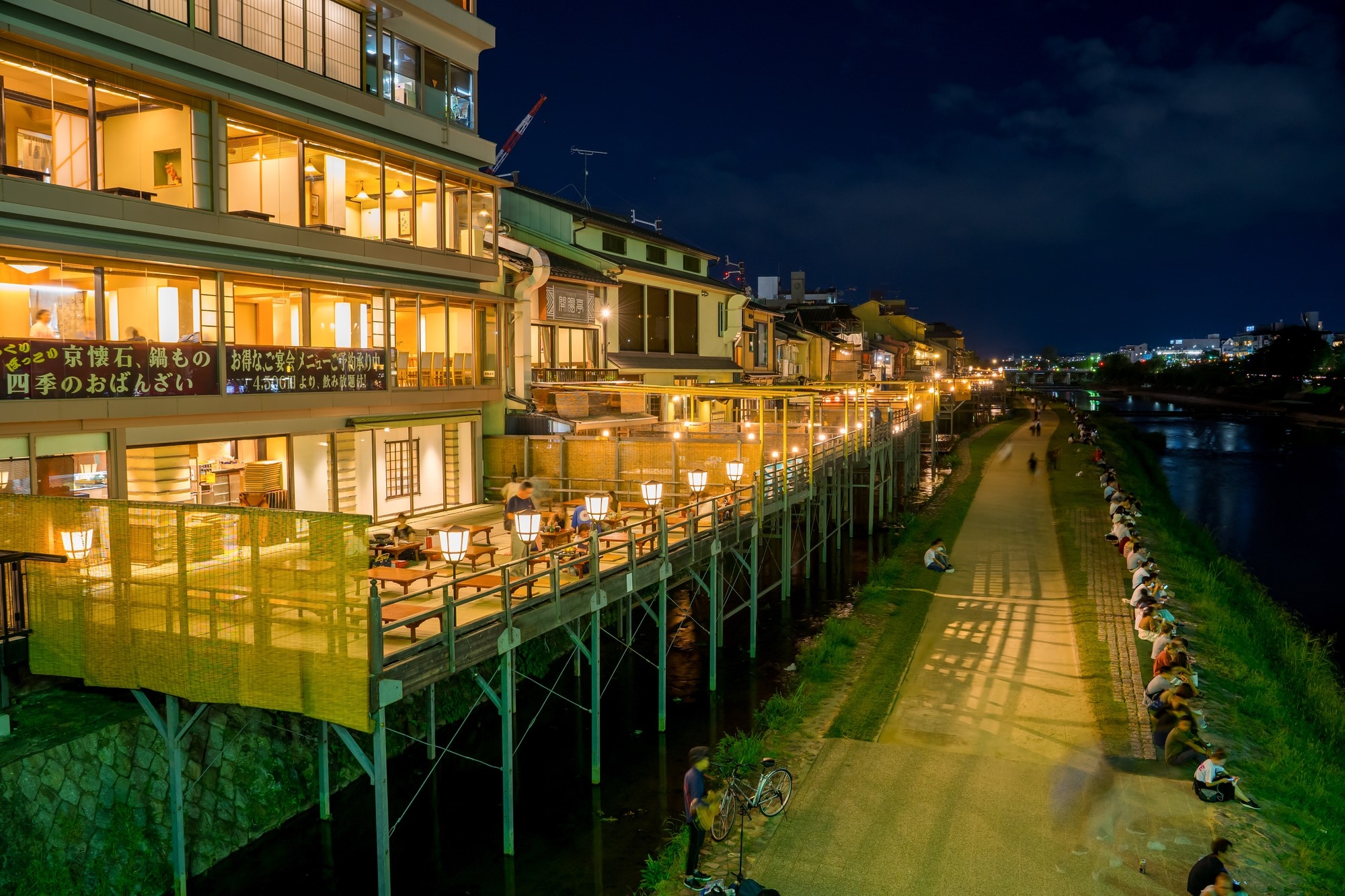 Restaurants with outside tatami rooms are lined up along Kamogawa River.