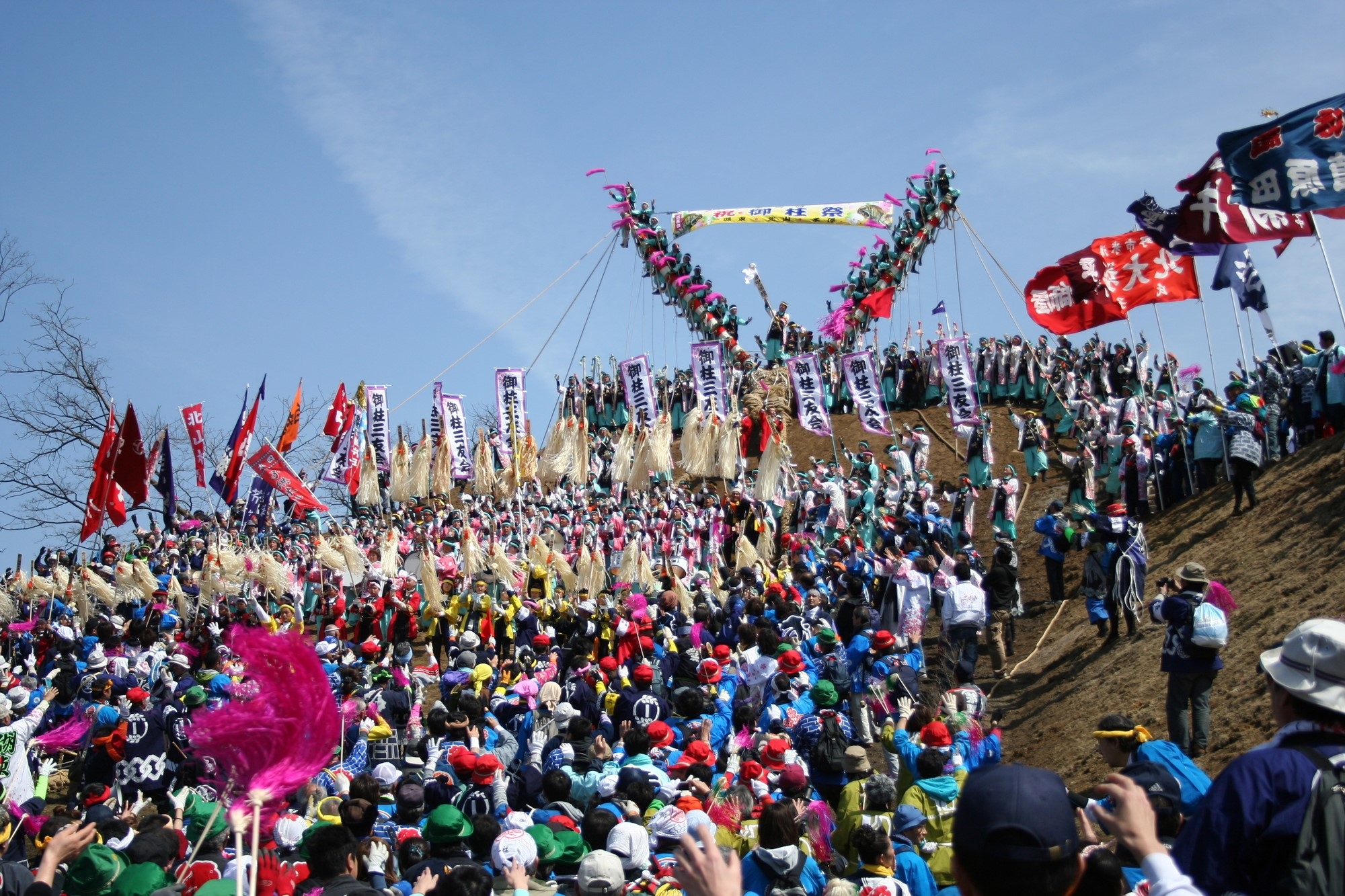 A big crowd gathered on a hill