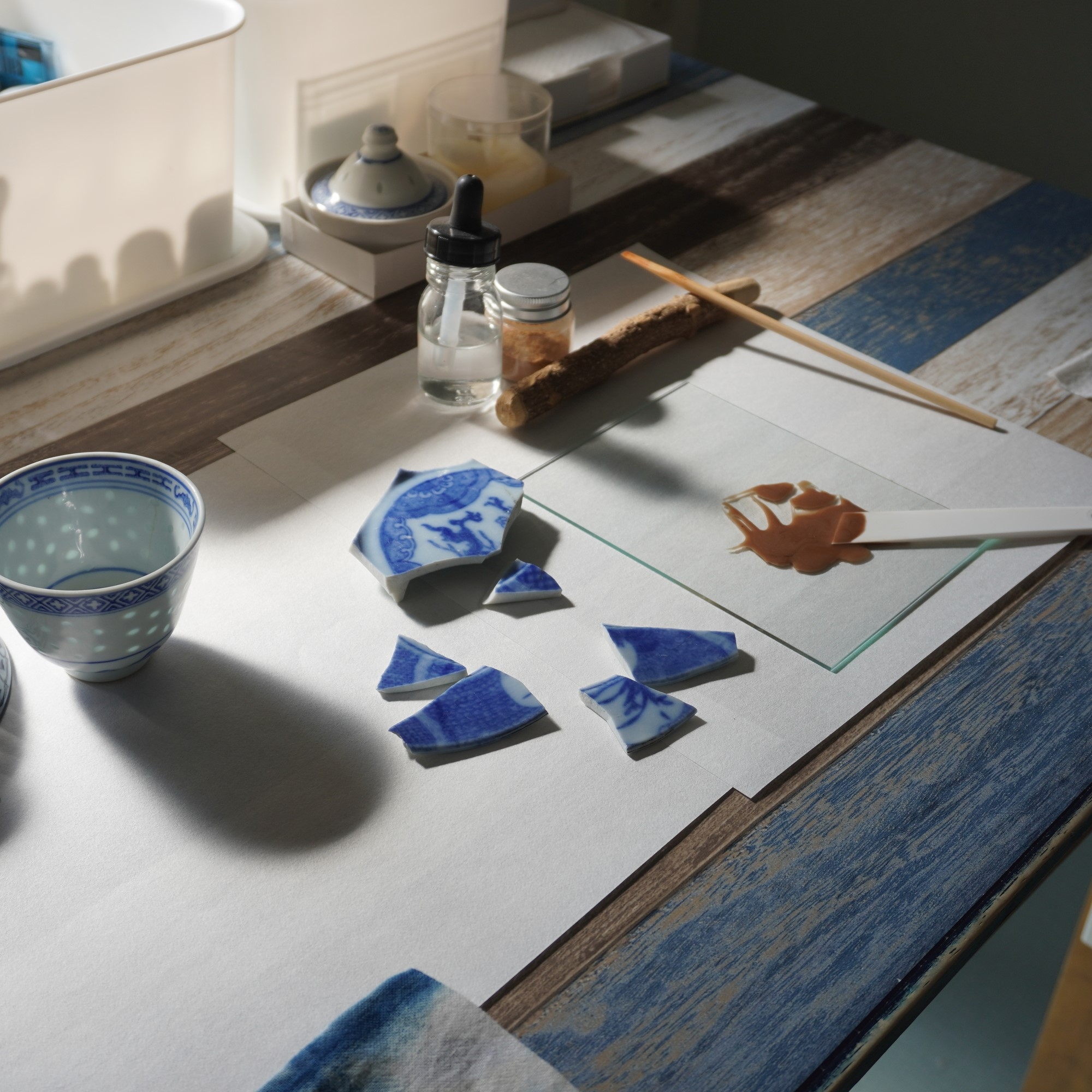 Materials used for kintsugi placed on a table