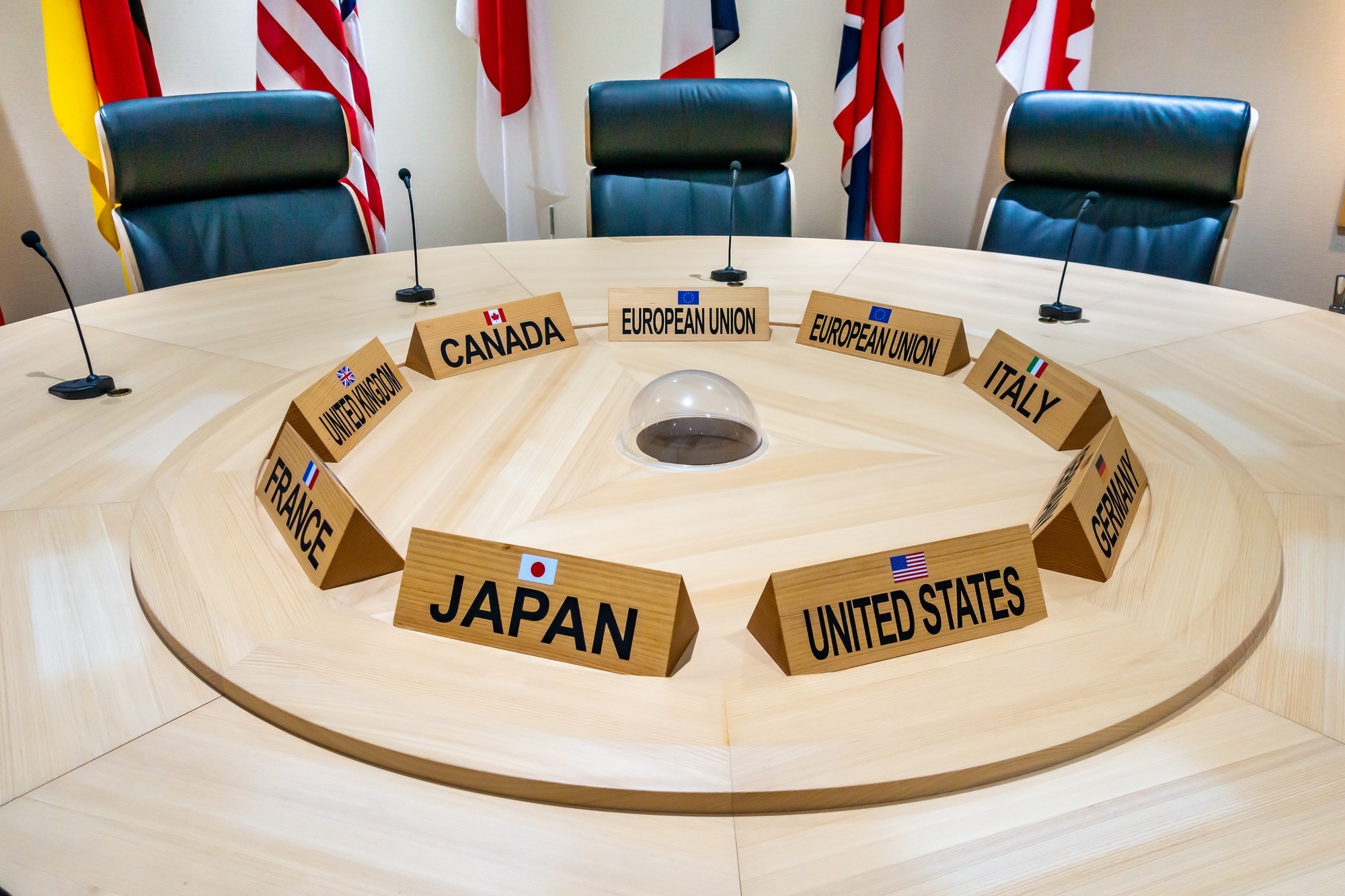 G7 members at a negotiating table