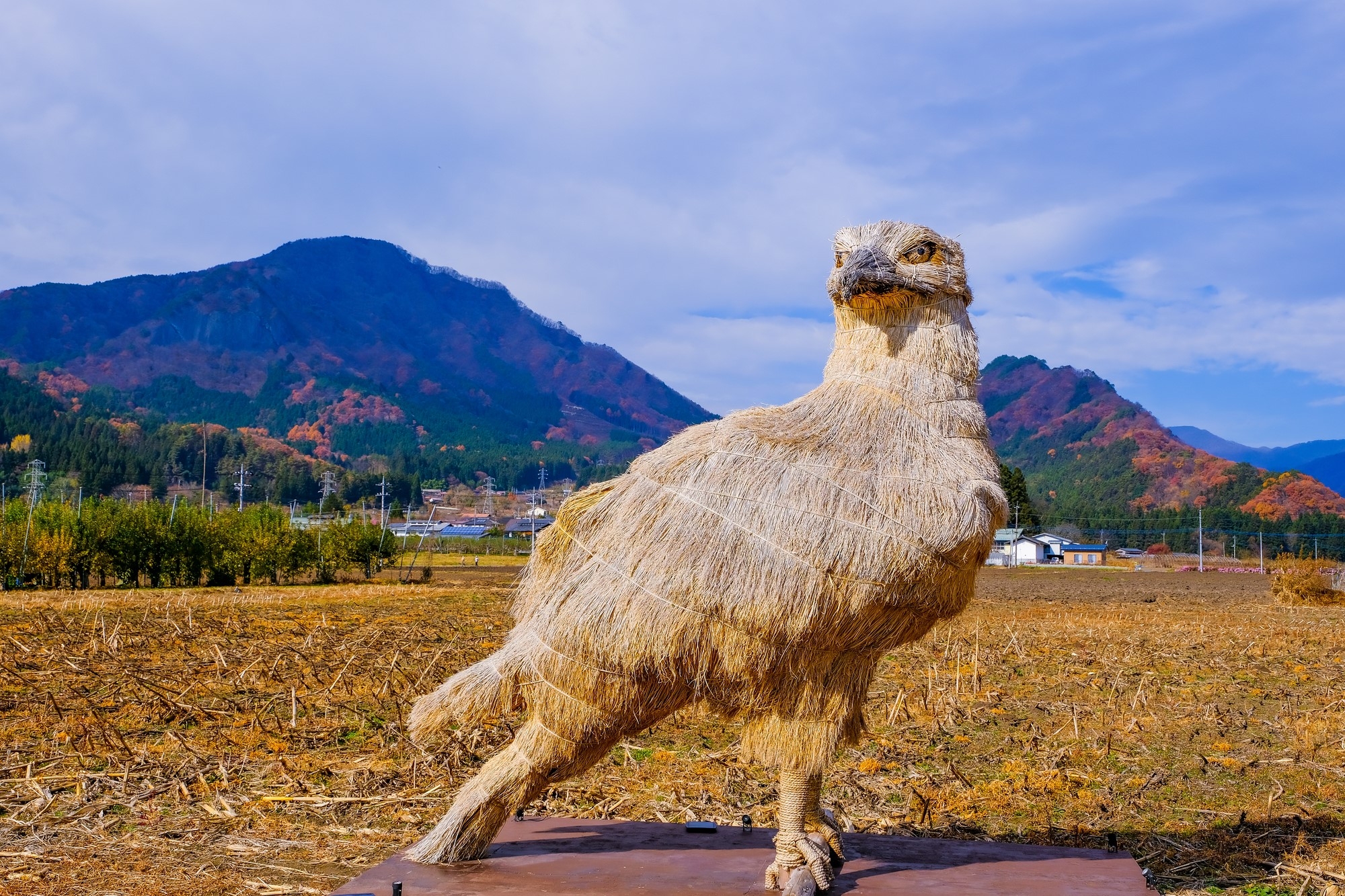 A golden eagle-shaped wara artwork