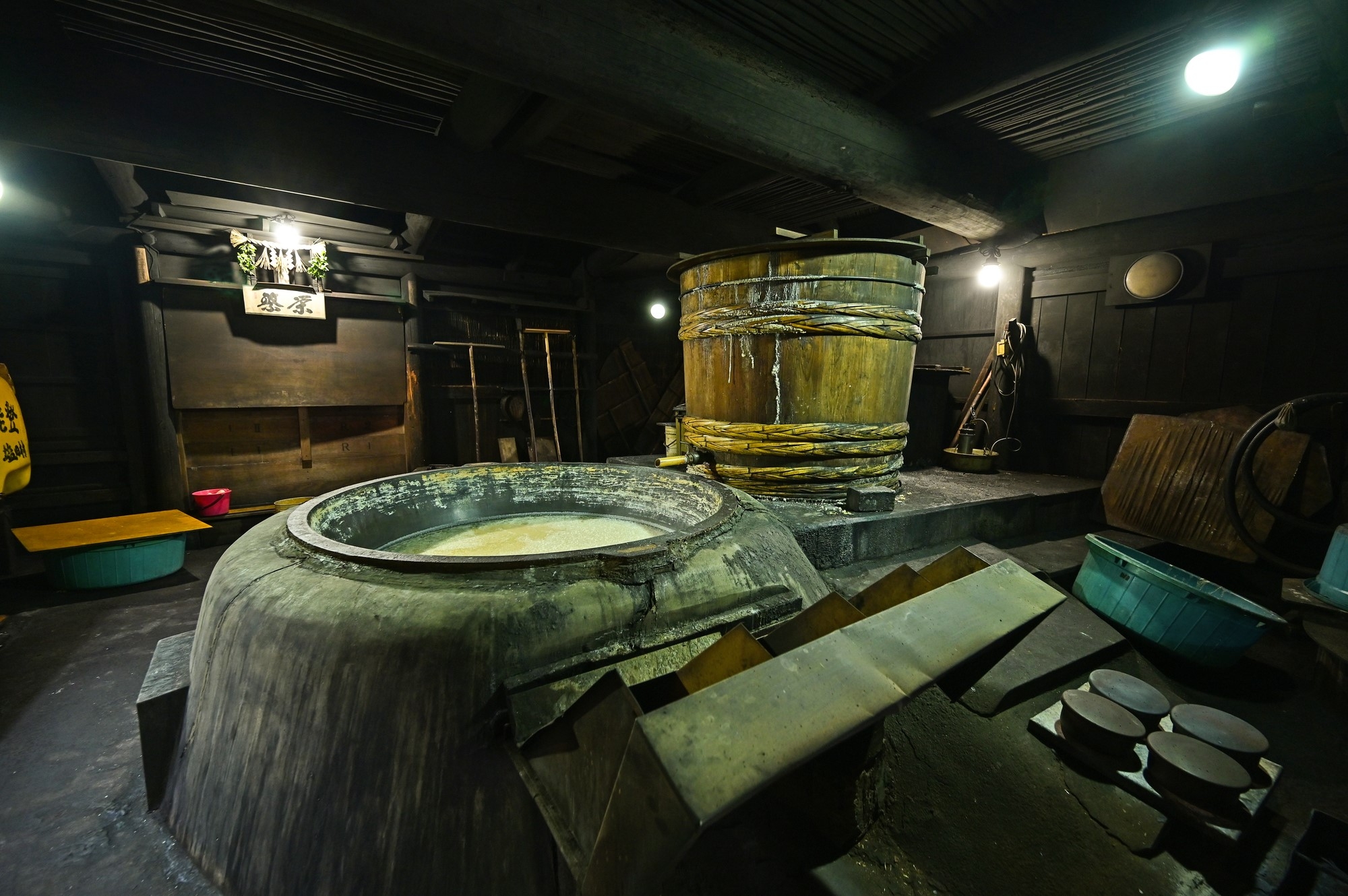 A room with a large pot for boiling water